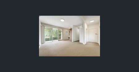 SPACIOUS ONE BEDROOM IN FANTASTIC LOCATION - Photo 2