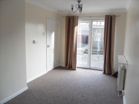 3 bedroom flat to rent - Photo 4