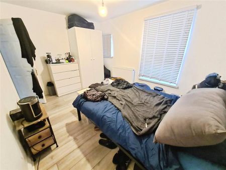 4 bedroom end of terrace house to rent - Photo 2