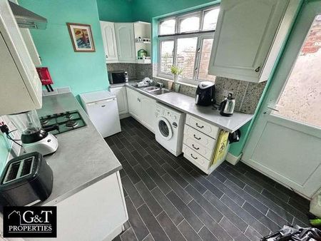 Maypole Hill, Halesowen, B63 - Photo 3