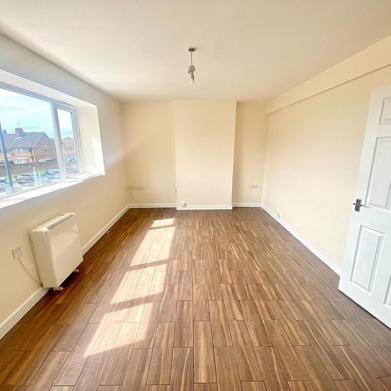 3 bedroom flat to rent - Photo 1