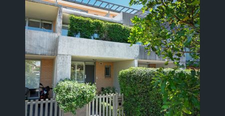 Oversized Three-Bedroom Terrace in a Parkside Location! - Photo 5