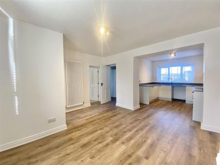 4 bedroom detached house to rent - Photo 2