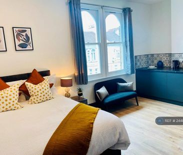 1 bedroom in a house share to rent - Photo 2