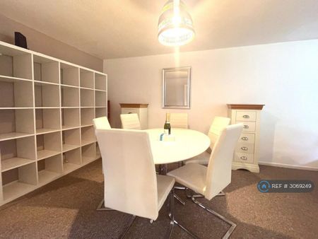 3 bedroom flat to rent - Photo 3