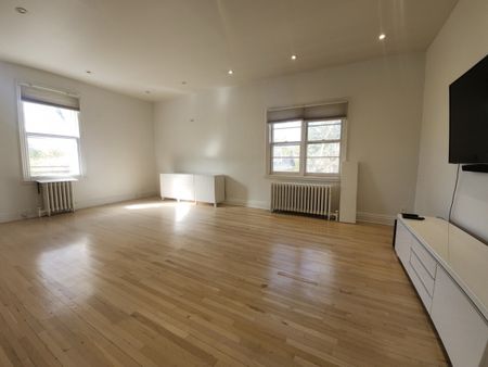 Appartement rénové de 3 chambres à l’étage supérieur d’un duplex – Semi-meublé. - Photo 3