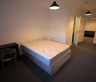 4 bedroom end of terrace house to rent - Photo 3