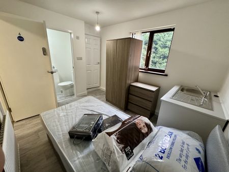 A shared home with good access to local amenities, public transport links and all major routes, INCLUSIVE OF UTILITY BILLS!! 1 en-suite room, only suitable for a single occupancy - Photo 3