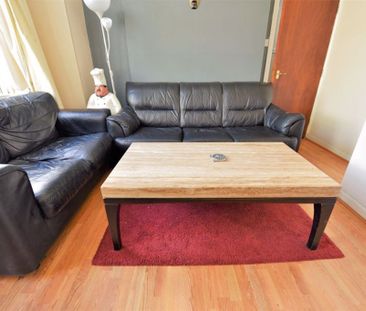 3 bedroom Flat in Hollybank, Leeds - Photo 4