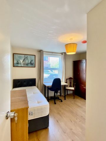 5 Bed Semi-Detached House, Highcrown Street, SO17 - Photo 2