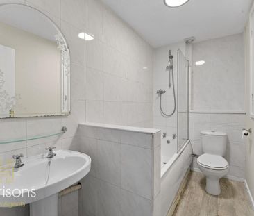 2 bedroom mews to rent - Photo 1