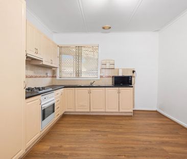 Beautifully renovated home perfectly positioned in the heart of town - Photo 5