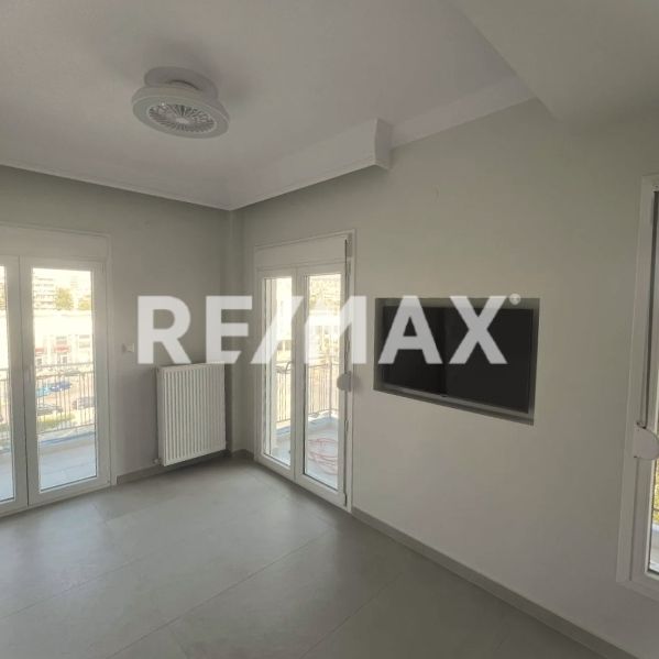 Ανακαινισμένη γκαρσονιέρα 40 τ.μ. δίπλα στο Μετρό & στον Ν.Σ.Σταθμό - Photo 1