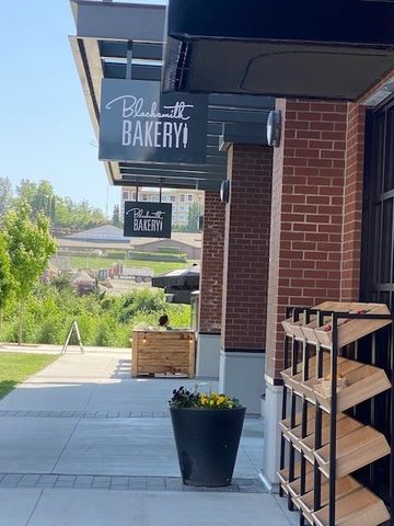 Spacious 3 Bed Condo At Latimer Village With Mountain View - Photo 4