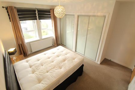 3 bedroom flat to rent - Photo 4
