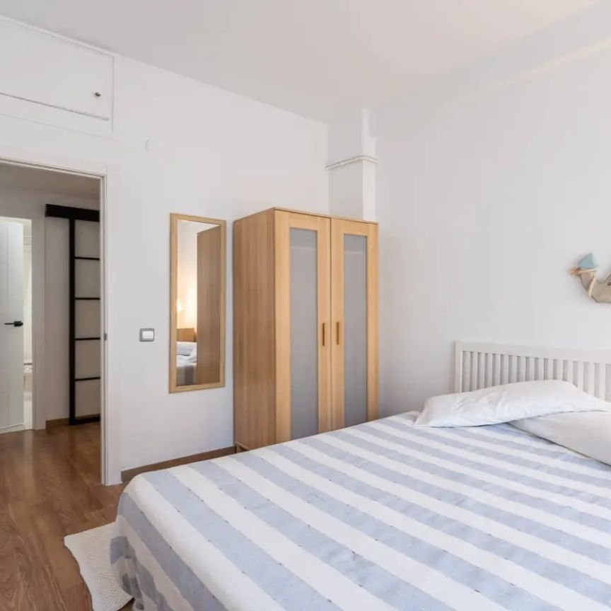 Room for rent in 4-bedroom apartment in Gràcia - Foto 1