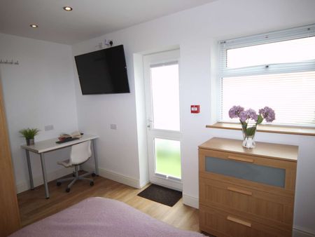 High Specification En-Suite Student Accommodation - A female house with all rooms having en-suites - Photo 3