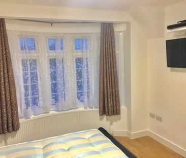 6 bedroom detached house to rent - Photo 5