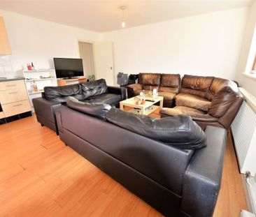 2 bedroom Flat in Flat 9, Leeds - Photo 3