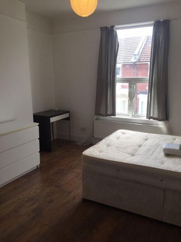 6 bedroom semi-detached house to rent - Photo 5