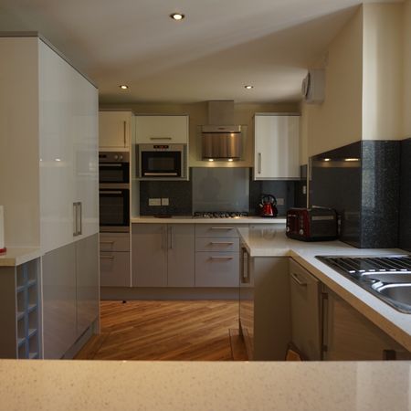 Richards Avenue Room 5 - Photo 4