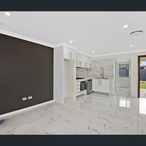 2 Bedroom Granny Flat - Great Location! - Photo 2