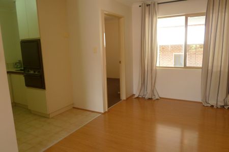 Perfectly located. - Photo 2