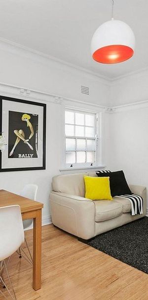 Stylish Top-Floor Apartment in Prime Lifestyle Location - Photo 1