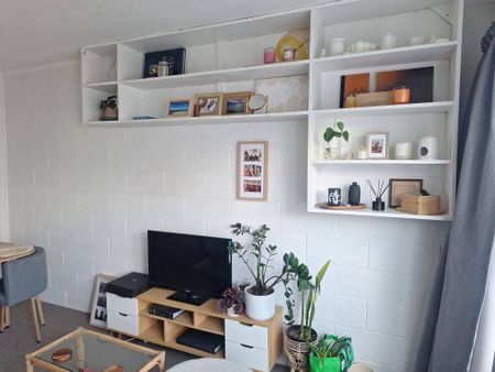 Spacious living area! - Photo 2
