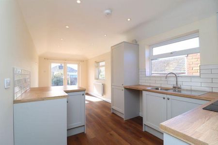 2 bedroom semi-detached bungalow to rent - Photo 5