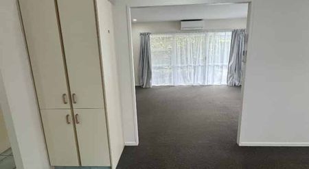 Lovely Modern 3 Bedroom Home available close to Southmall - Photo 2