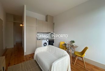 Apartamento T0+1 para arrendamento na Rua Santa Catarina, Porto