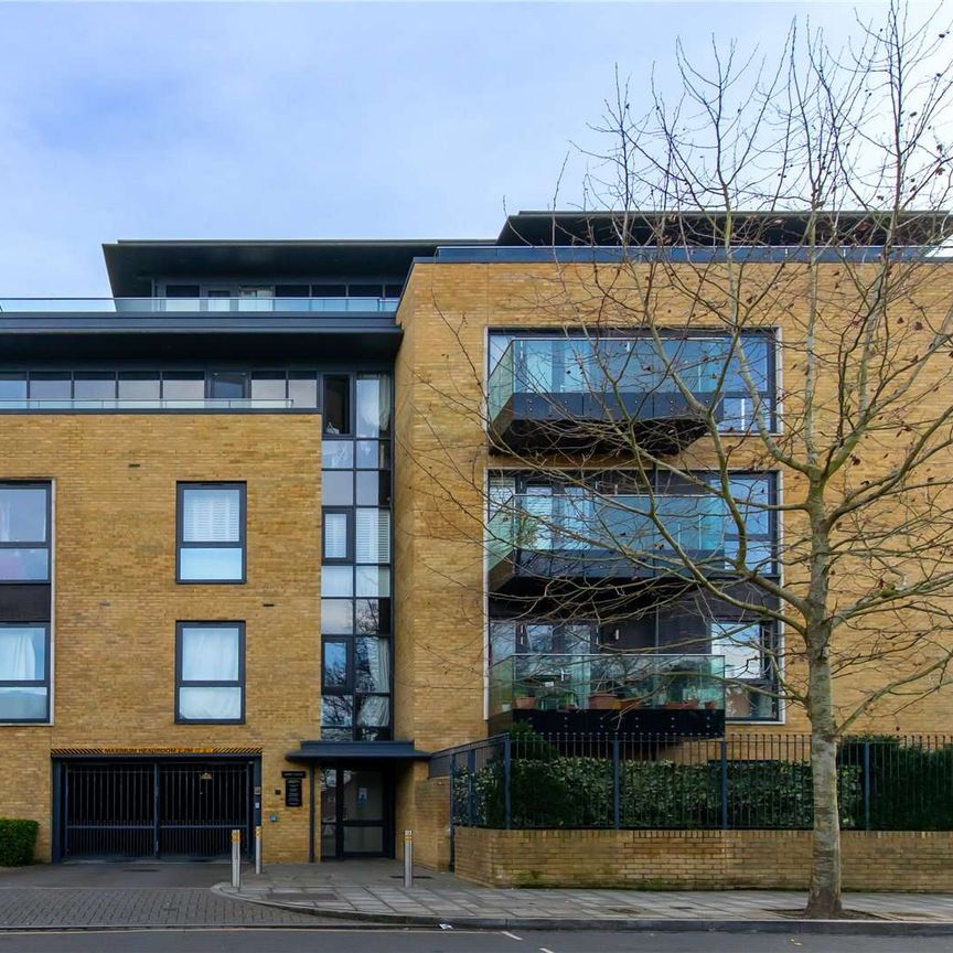 A fabulous two bed contemporary apartment with private balconies and secure parking. - Photo 1