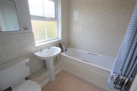 3 bedroom flat to rent - Photo 5