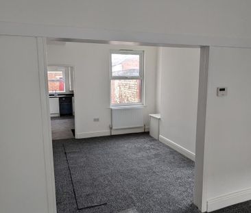 4 bedroom end of terrace house to rent - Photo 1