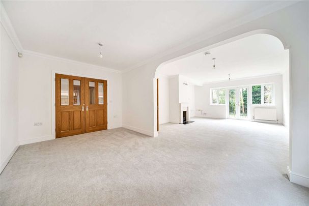 An impressive and immaculately presented family home in a desirable private road - Photo 1