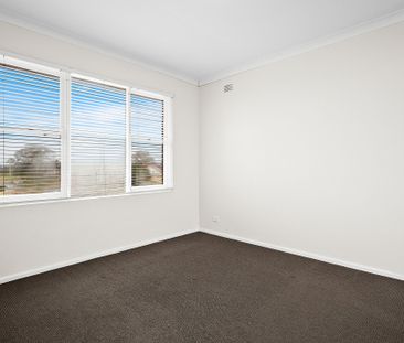 POSITIONED ON THE FIRST FLOOR OF A QUIET BLOCK - Photo 4