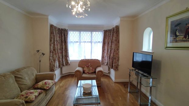 3 bed semi-detached to rent - Photo 1
