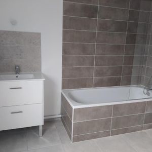 MAISON DE PLAIN PIED ENTIEREMENT RENOVEE - Photo 2