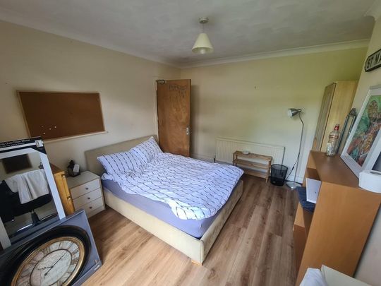 4 bedroom semi-detached house to rent - Photo 1