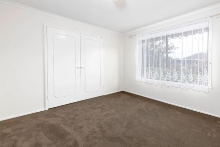 Tidy unit oppposite the beach - Photo 4