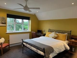 Ruislip large room with ensuite bathroom, quiet house, close to high street, Ruislip & West Ruislip Stations. Available from May 12 2025 for 6 months renewable agreement - Photo 3