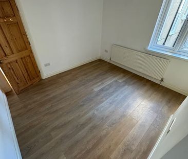 2 Bed Maisonette, Rothesay Avenue, SW20 - Photo 3