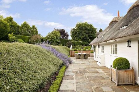 A beautifully presented thatched cottage finished to an exceptionally high standard in a prime area of outstanding natural beauty - Photo 3