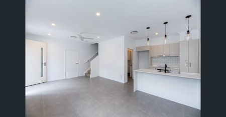 Spacious & Private 4-bedroom townhouse in a peaceful environment! - Photo 5