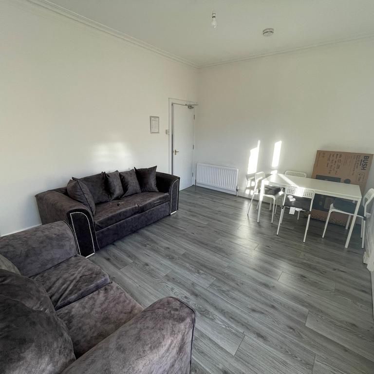 4 bedroom end of terrace house to rent - Photo 1