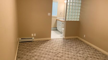 2 Bed + Den Condo For Rent In Westmount - Photo 2