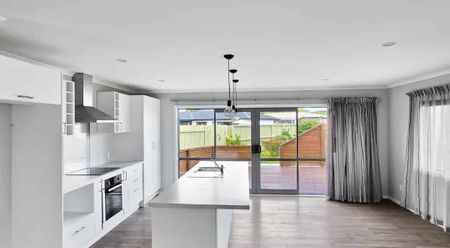 Feilding - Three Bedrooms - Photo 2