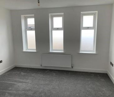 4 bedroom semi-detached house to rent - Photo 3