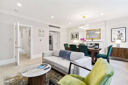 A superb three bedroom apartment located on a sought after garden square in Notting Hill - Photo 3